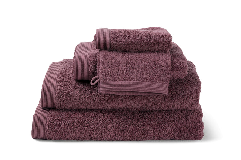 Modern cotton towel in fig from the « Como » collection