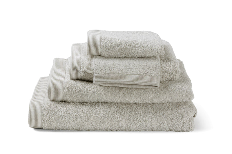 Modern cotton towel in white smoke from the « Como » collection